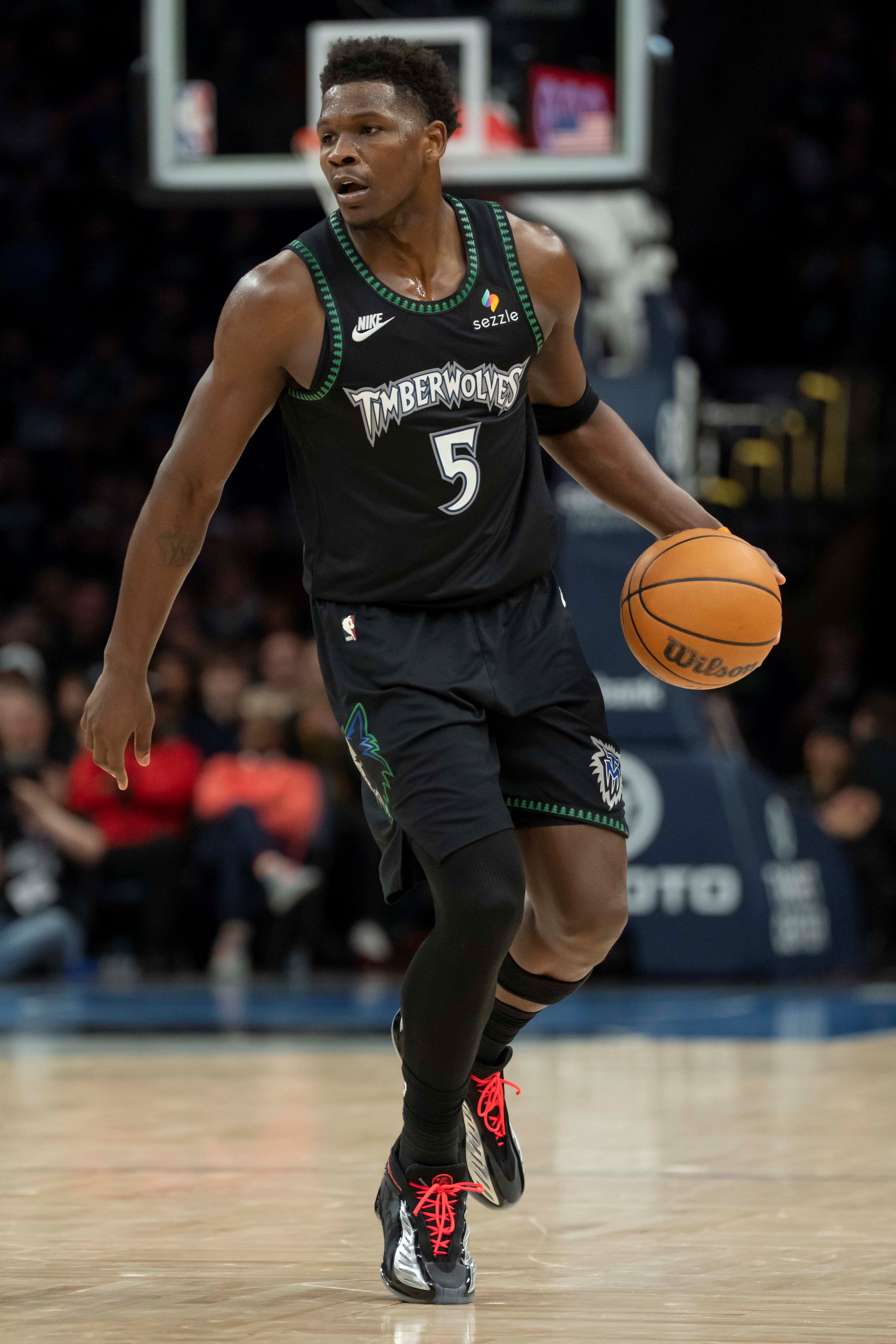 世界杯赛事动态-才24岁212天！爱德华兹已飚中1289记三分 刷新NBAU26球员历史纪录